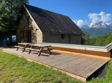 Gîte pour 12 personnes, avec piscine ainsi que jardin et terrasse à Les Côtes-de-Corps