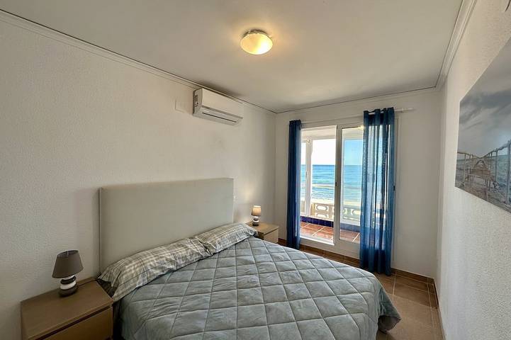 Breathtaking Beachfront House in Platja de les Palmeres (Sueca), Sueca
