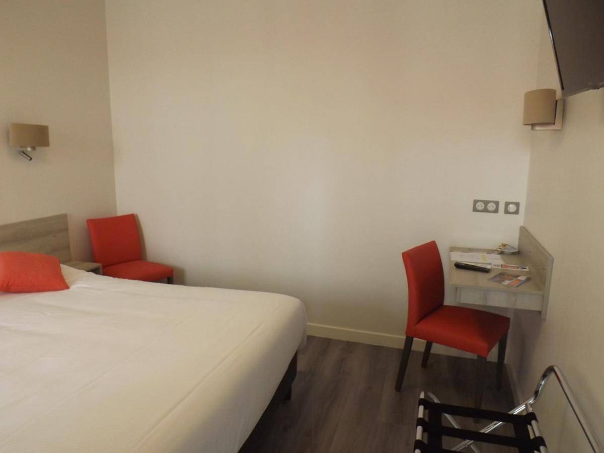 Twin Room in Moulins, Allier