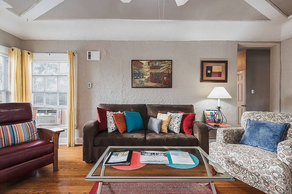 Ganze Wohnung, Geräumig (2/1, 1100 sqf) - 5-15 Minuten zum Flughafen, in die Innenstadt, Seaworld, etc. in San Antonio, Bexar County