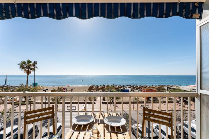 Entire apartment, Studio apartment 'Ventana al Mar' with sea-facing terrace and air conditioning in Fuengirola Centre, Fuengirola
