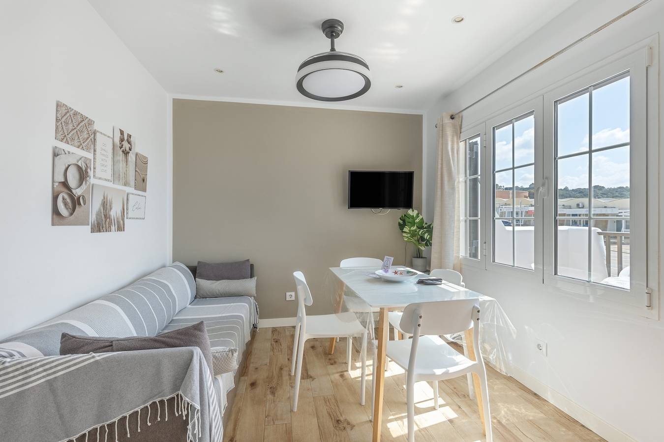 Casa Vacacional 'Giuliana' con Piscina Compartida, Wi-Fi y Aire Acondicionado in Son Bou, Municipio de Alaior