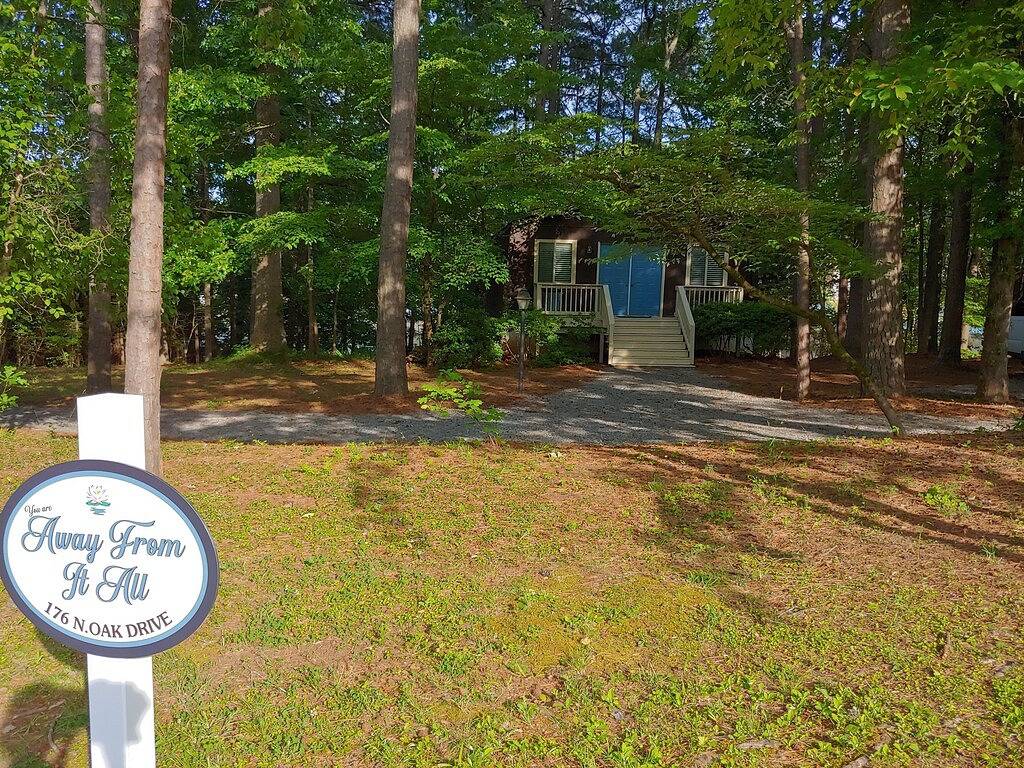Waterfront home for you and your furry friends. in Lake Gaston