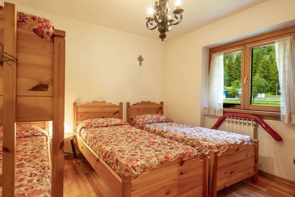 Appartamento intero, Incantevole appartamento per 6 ospiti con Wifi, Tv, terrazza e parcheggio in Campodolcino (Borgo), Campodolcino