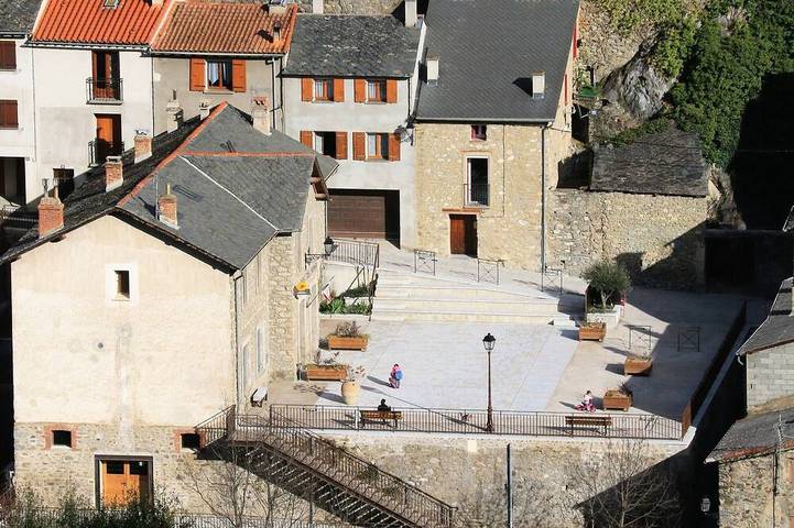 Gîte pour 4 personnes, avec terrasse à Nyer