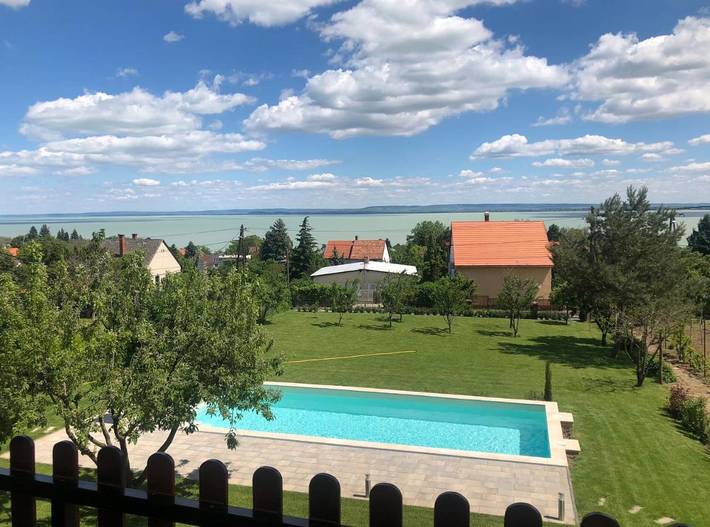 Ferienhaus für 10 Personen, mit Ausblick und Garten sowie Pool und Seeblick