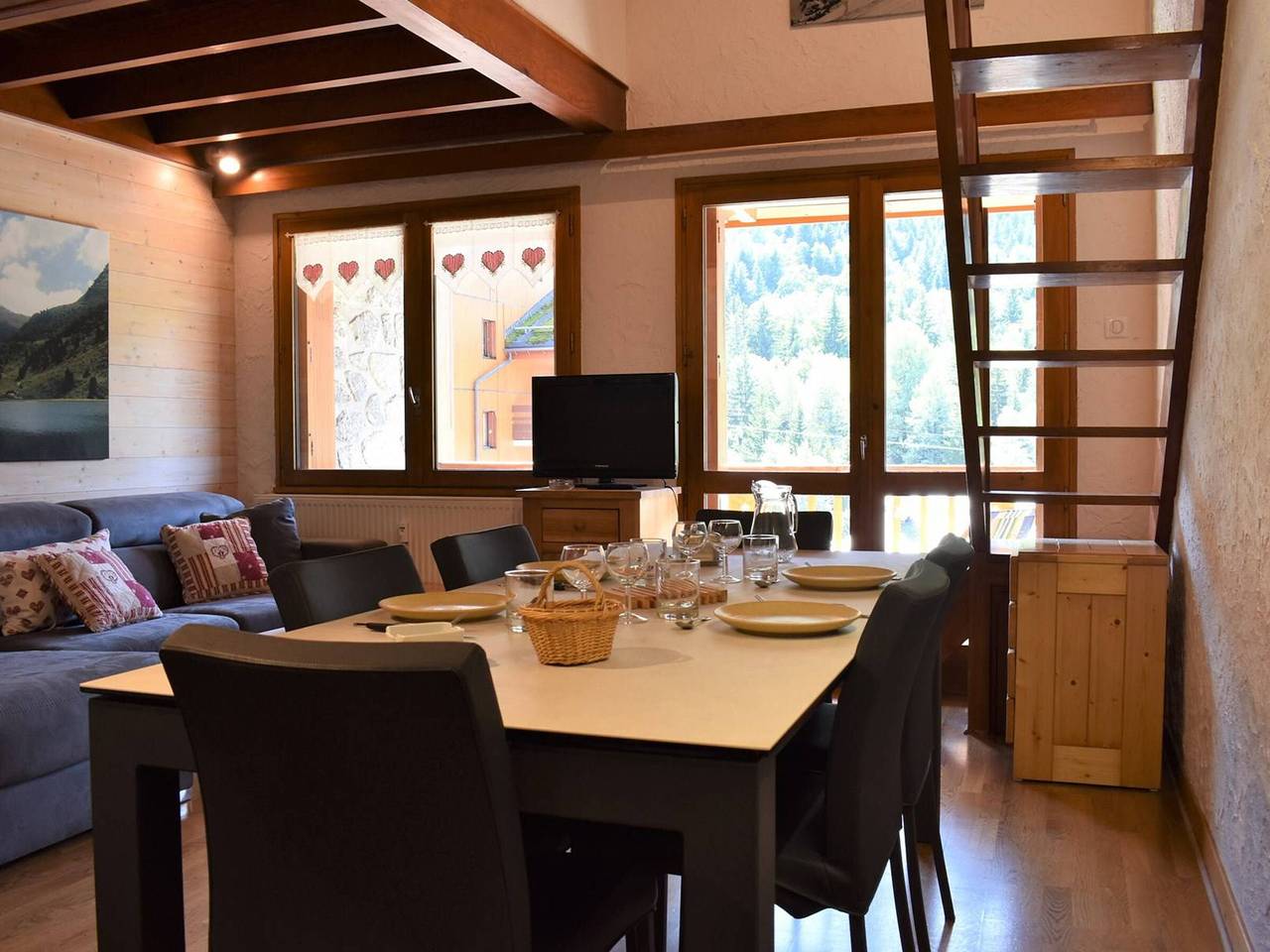 Entire apartment, Spacious 4-Room Cabin Apartment for 8 with Balcony, Near Ski Pistes and Shops in Méribel in Méribel, Les Allues
