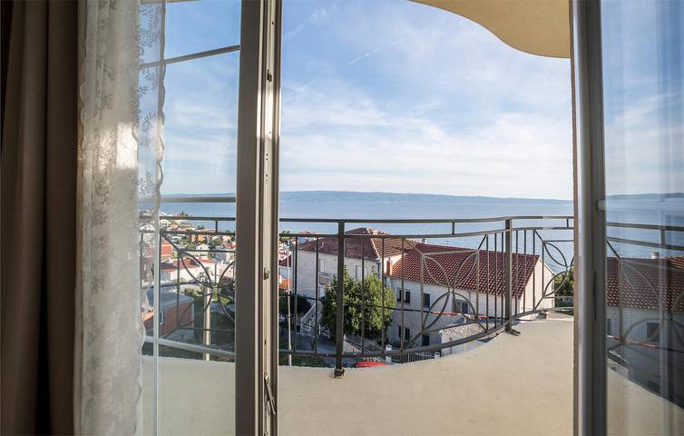 Ganze Ferienwohnung, Reizendes Apartment mit Meerblick, WLAN, Terrasse und Parkplatz in der Nähe des Strandes Strobec in Podstrana, Split-Dalmatien