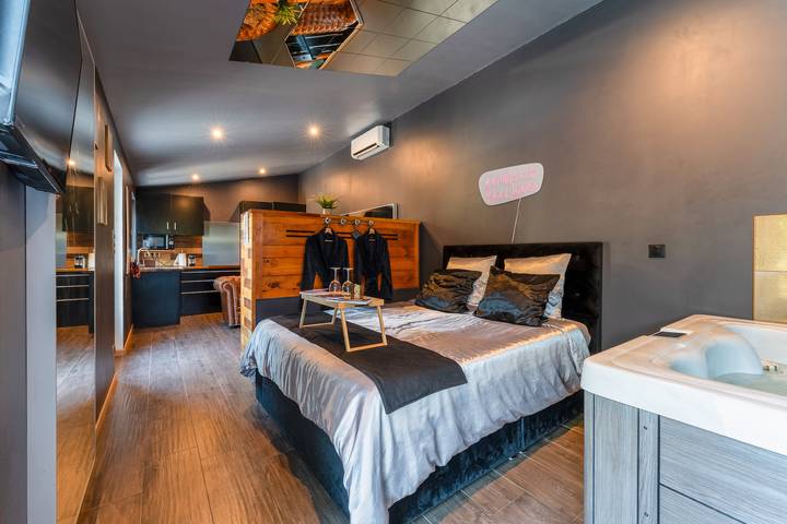 Gîte pour 2 personnes, avec jardin et jacuzzi à Caderousse