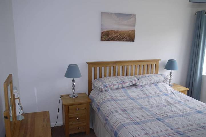 Sea Dunes - a Croyde bungalow with sea views & easy walk to the beach or village in Croyde, Devon