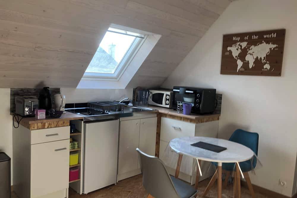 Entire apartment, Furnished studio in an atypical house with character. in Tréguier, Pink Granite Coast