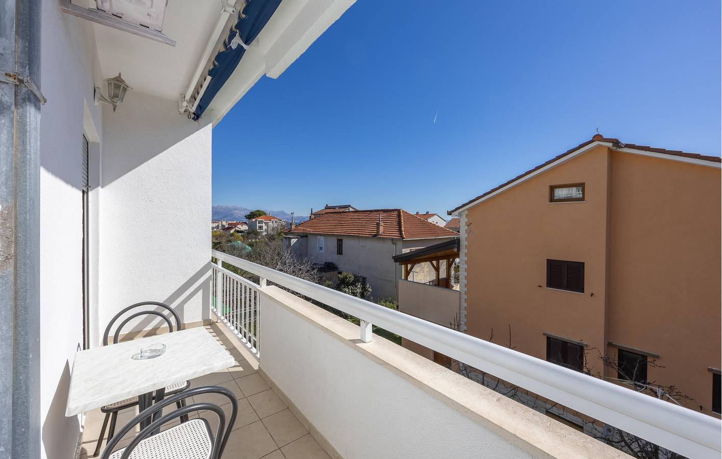 Ganze Ferienwohnung, Charmantes Apartment mit Terrasse, WLAN und Strandzugang in 2 km Entfernung in Kastel Novi, Kaštela