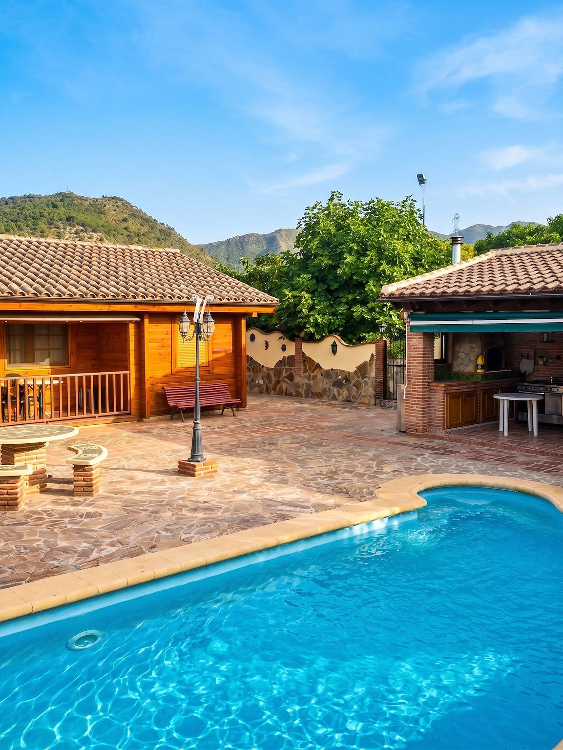 Geräumige Villa mit Pool in Coín: 300 m², Bergblick in Coín, Málaga Provinz