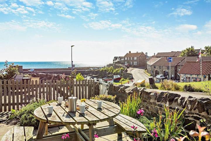Cottage for 7 people, with garden, with pets in Craster