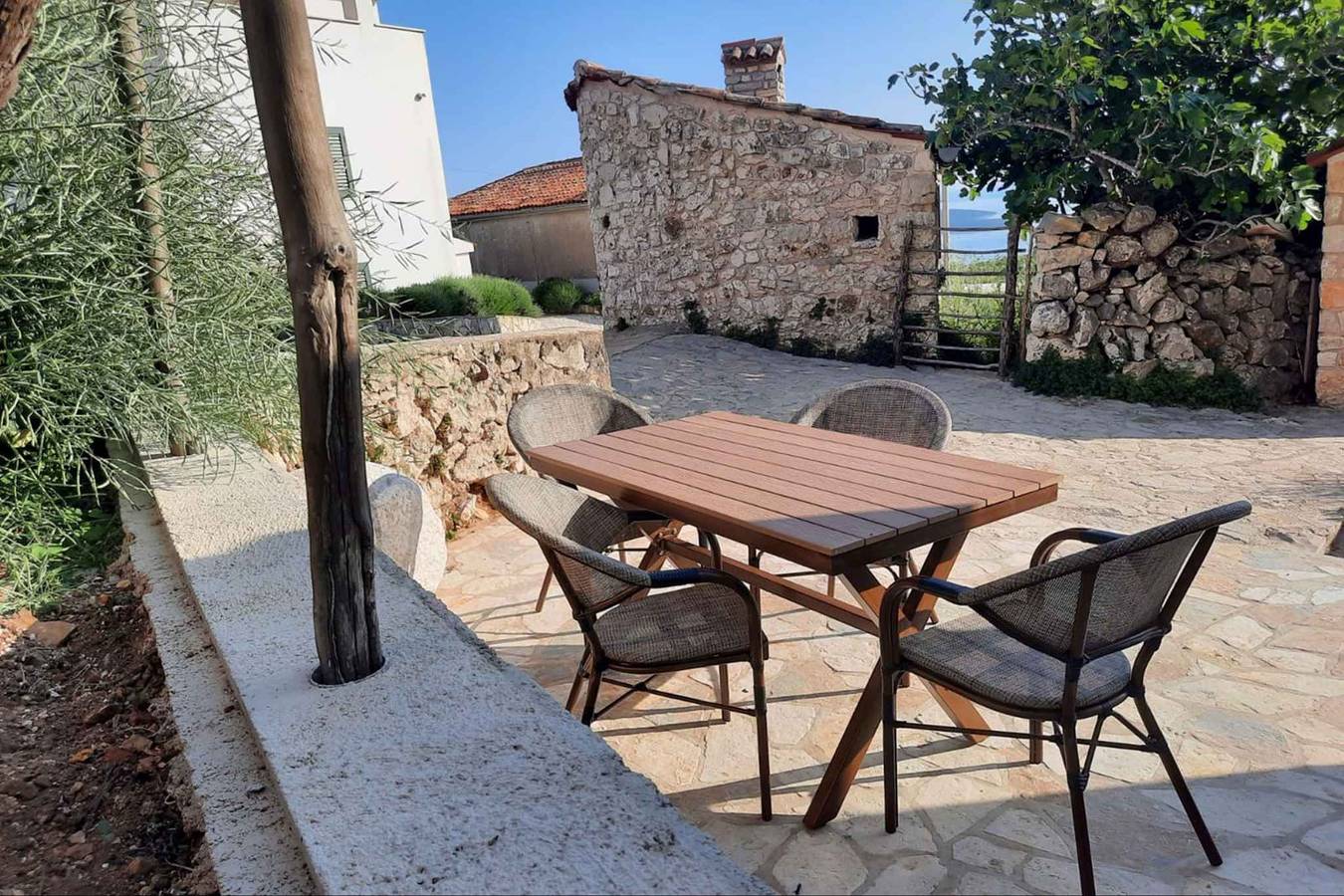 Ferienhaus mit Klimaanlage und Meerblick  in Martinscica, Cres