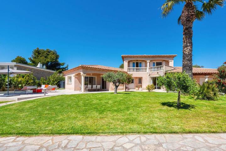 Villa pour 12 personnes, avec piscine et terrasse ainsi que vue et jardin, animaux acceptés