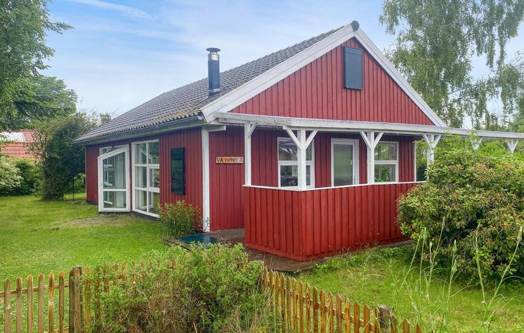 Ferieudlejning for 4 personer, med terrasse og have i Pøt Strandby