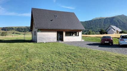 Gîte pour 6 personnes, avec terrasse et jardin à Chambon-sur-Lac