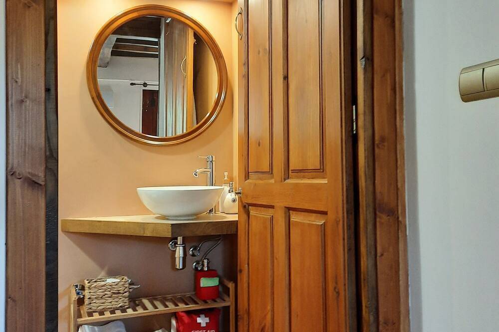 The Painter's Cottage. Country house in Asturias. Relax while looking at 1 native forest in Nava, Asturias Province