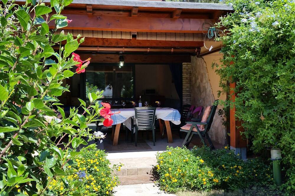 Villetta graziosa a 250 metri dalla spiaggia - con giardino privato. in Geremeas, Torre delle Stelle