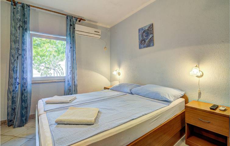 Ganze Ferienwohnung, Urlaub am Meer: Gemütliche Ferienwohnung mit WLAN, Terrasse und Parkplatz, 200 m vom Strand entfernt in Senj, Kvarner Festland