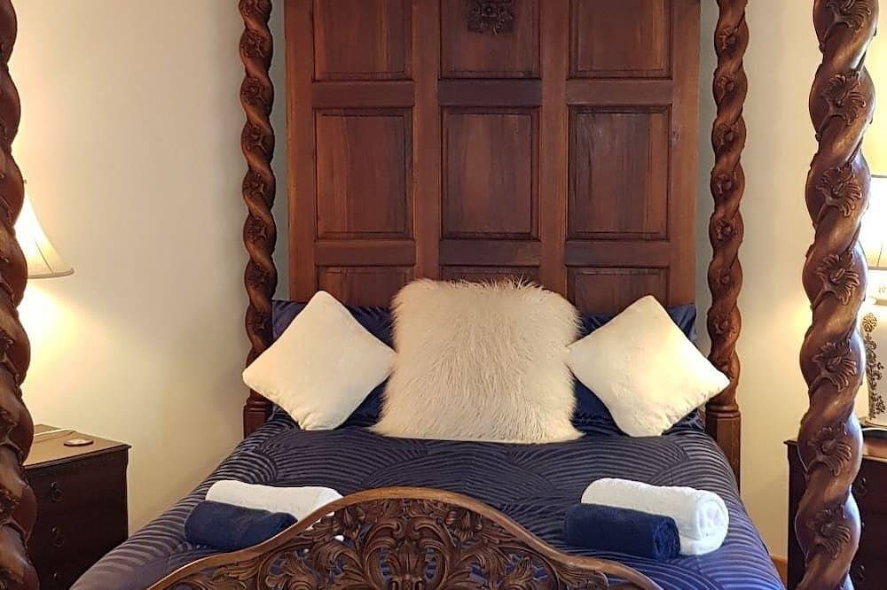 Traditional stradbally country cottage in village location close to beach in Dingle Peninsula