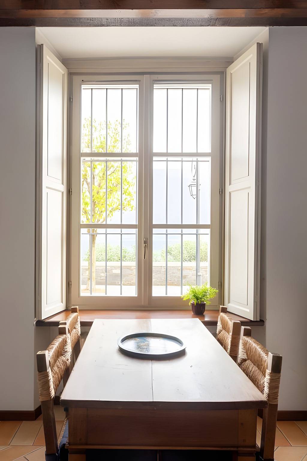 Entire apartment, Apartment 'Appartamento Vista Lago' with Lake View, Shared Terrace and Wi-Fi in Cannobio, Comune di Cannobio