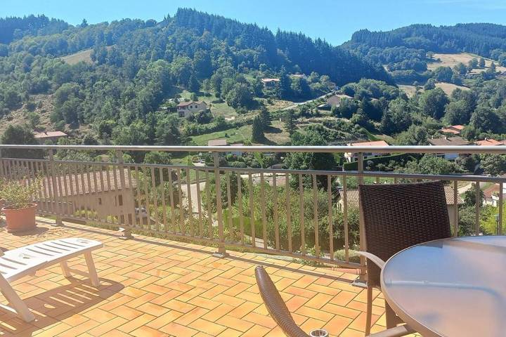 Gîte pour 4 personnes, avec Balcon et Vue à Joux