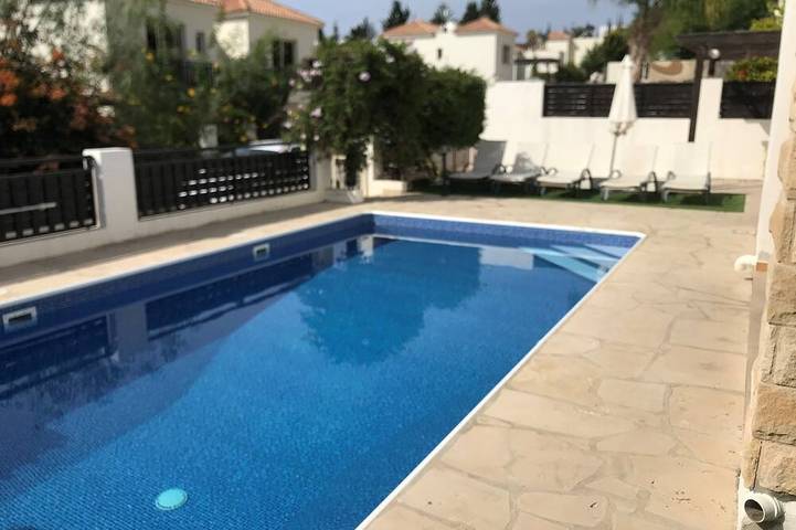 Holiday rental for 6 people, with garden and balcony in Peyia