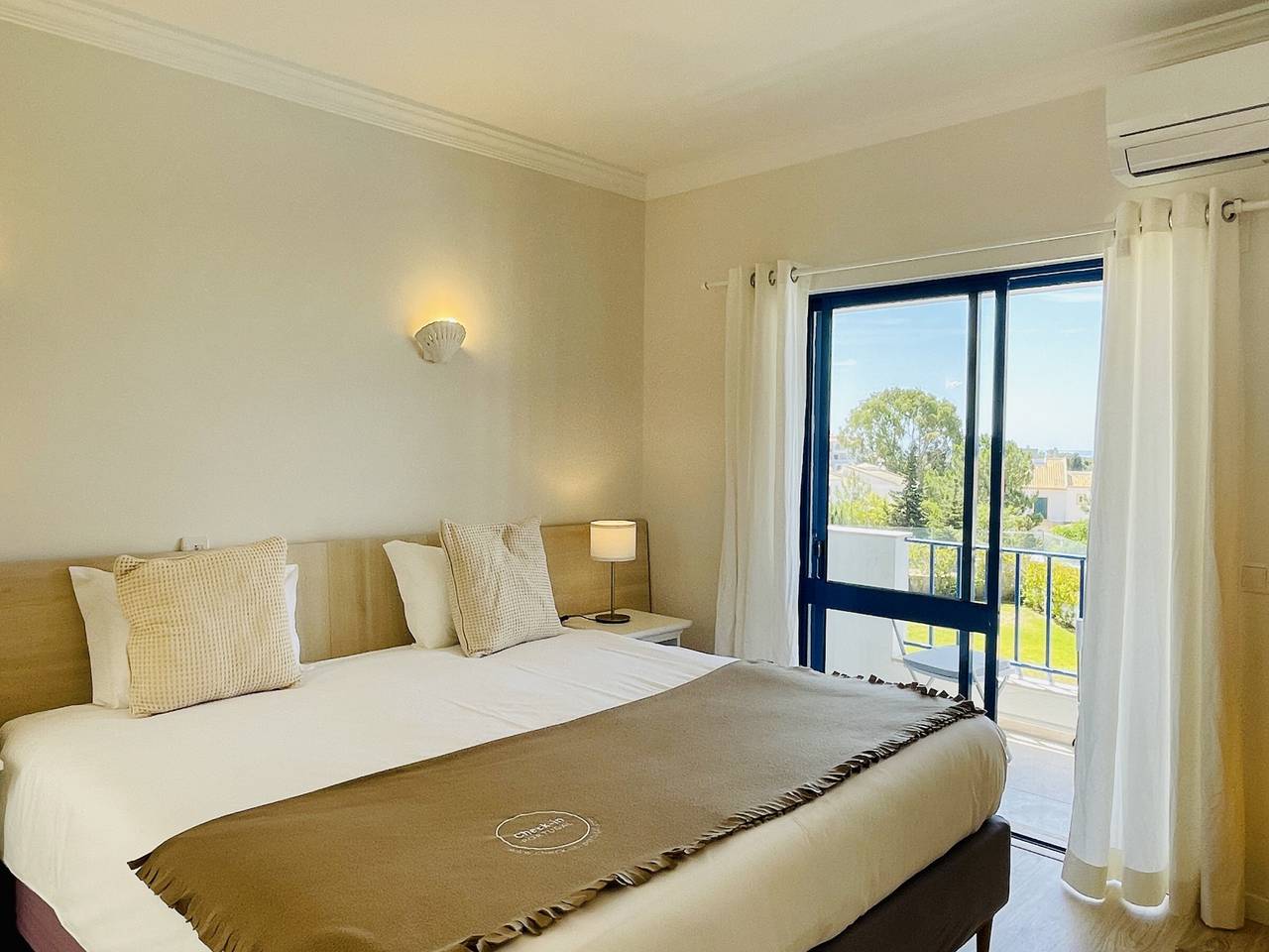 Maison Albufeira : 2 chambres, piscine, clim, parking, près plage in Albufeira, District de Faro