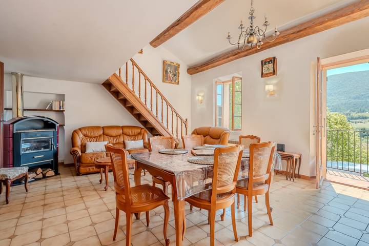 Maison de Vacances 'Notre Dame' avec Vue sur la Montagne, Terrasse Privée et Wi-Fi in Montbrun-les-Bains, Région de nyons