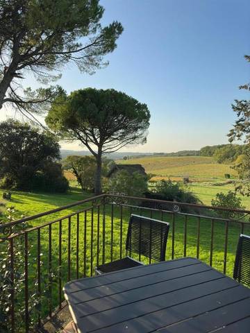 Gîte pour 9 personnes, avec vue ainsi que terrasse et piscine à Pomport