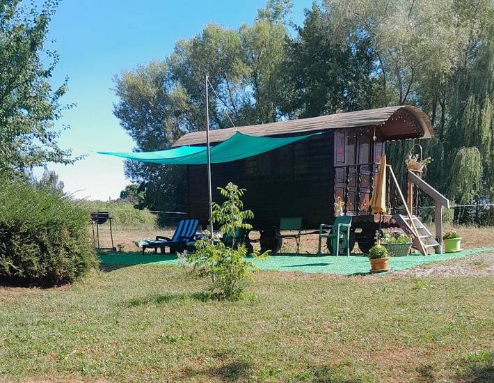 Camping voor 2 personen, met terras en uitzicht in Jura