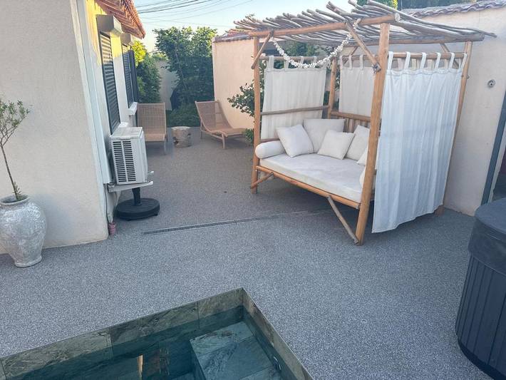 Gîte pour 4 personnes, avec terrasse et piscine ainsi que jardin et jacuzzi à Marignane - 2