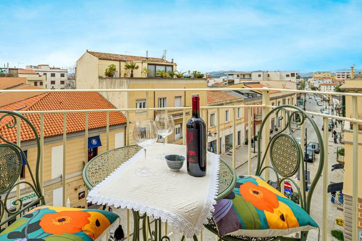 Appartement entier, Appartement 'Appartamento Del Corso' avec balcon, Wi-Fi et climatisation in Terranoa/Olbia, Olbia