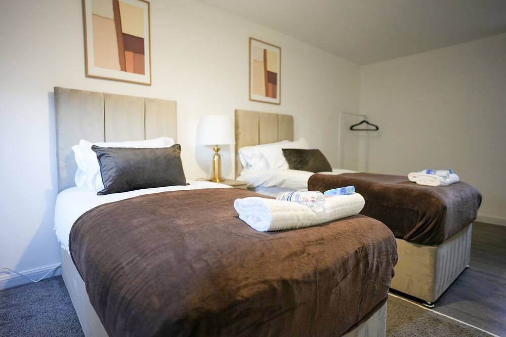 4Br House By Caledonia Luxe Stays Livingston in Livingston, West Lothian