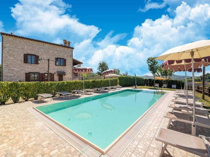 Location de vacances pour 4 personnes, avec terrasse ainsi que piscine et jardin dans Smirra