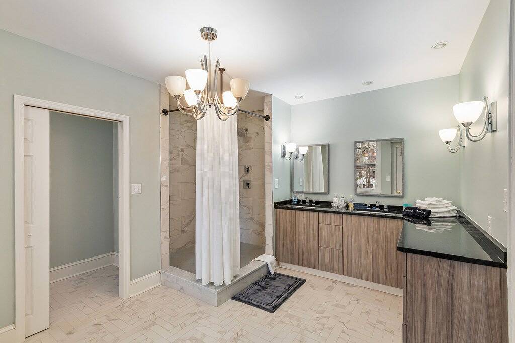 1897 Mansion 30 min to Nyc Sleeps up to 26 with 12 bedrooms and 7 and 1/2 baths in Union County