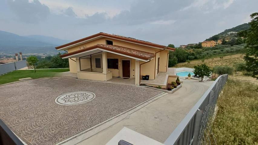 Casa vacanza per 7 persone, con piscina e panorama nonché giardino, adatto a famiglie con bambini - 1