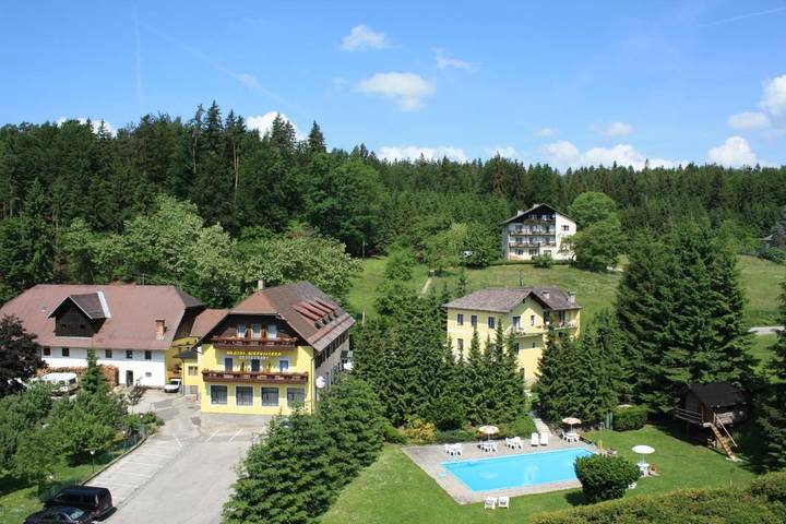 Hotel, mit Terrasse und Garten sowie Pool und Ausblick