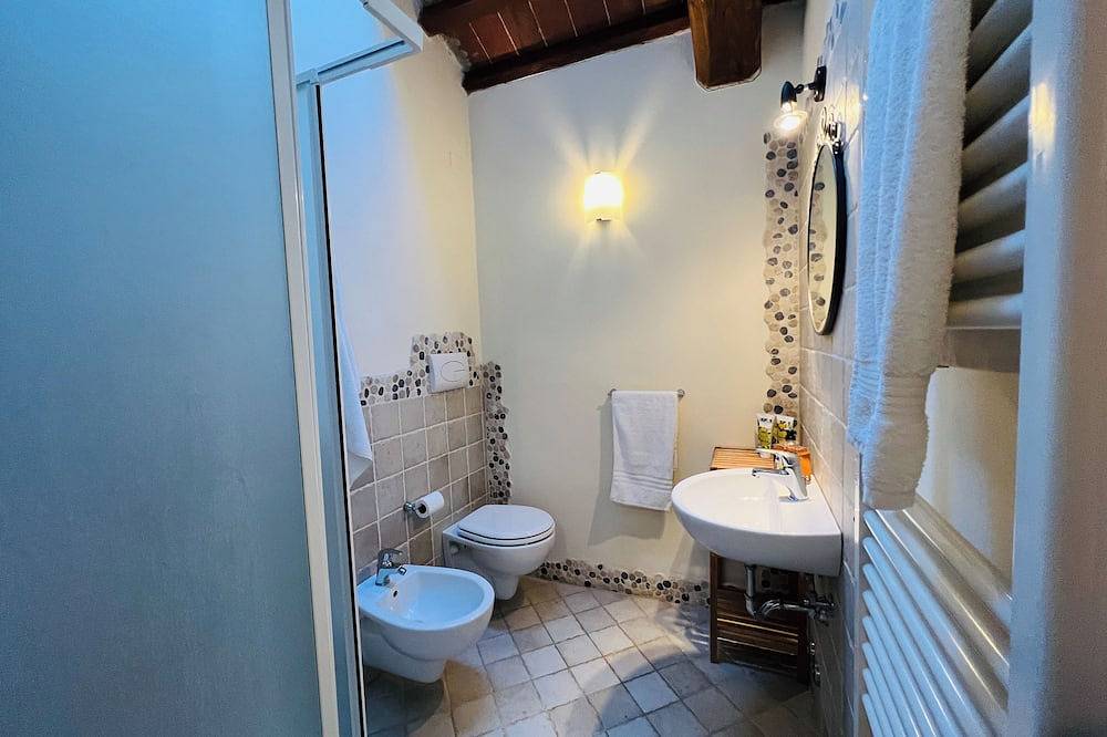 Family-friendly organic farmhouse, authentic Tuscan experiences, lake-view pool in Pieve Santo Stefano, Valtiberina