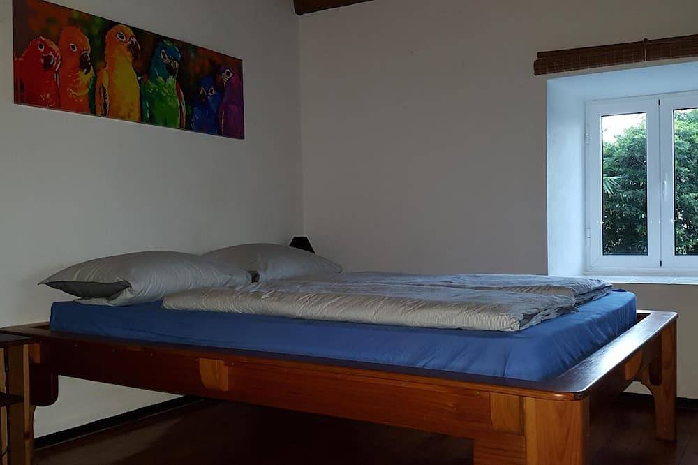 Amplia casa de campo, terraza de desayuno en el soleado jardín, estilo moderno y abierto in Cascalho de Cima, Cedros