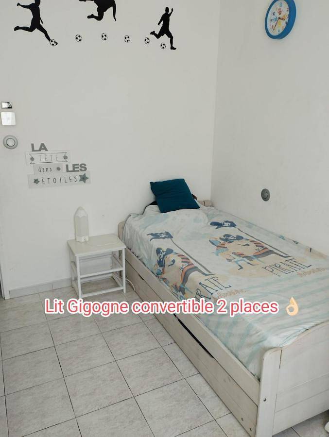 Location de vacances pour 8 personnes, avec bassin pour enfant et jardin ainsi que piscine et vue, animaux acceptés à Lunel - 4
