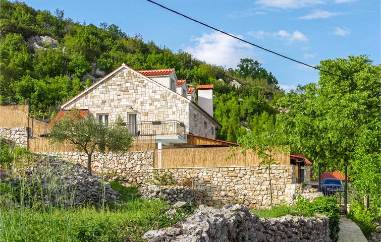 Modernes Apartment mit Pool, Terrasse, Parkplatz und WLAN in Srijane, Dalmatinisches Zagora