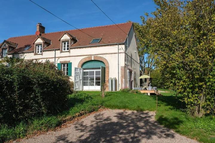 Gîte pour 5 personnes, avec jardin et vue, adapté aux familles à Égriselles-le-Bocage