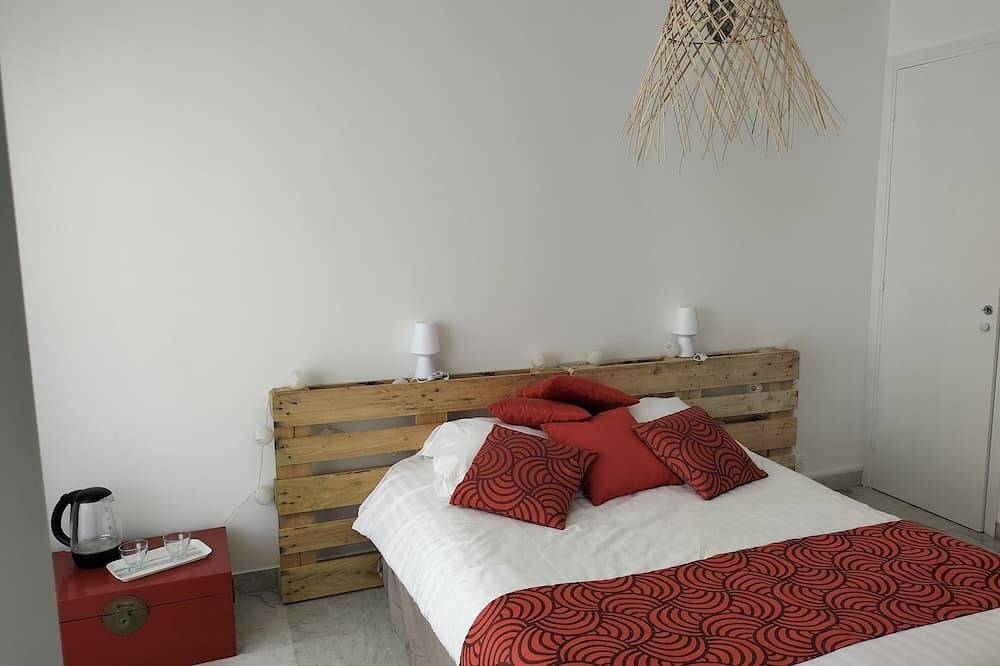 Entire apartment, Ideally located 100 meters from sandy beaches and pine forest in Juan-les-Pins, Antibes
