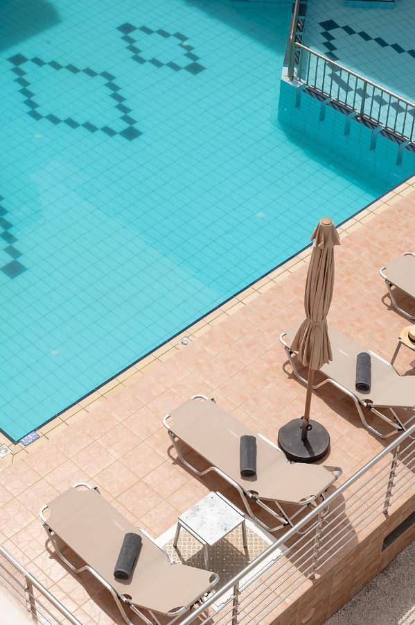 Apartahotel para 4 personas, con vistas además de piscina y jardín en Creta