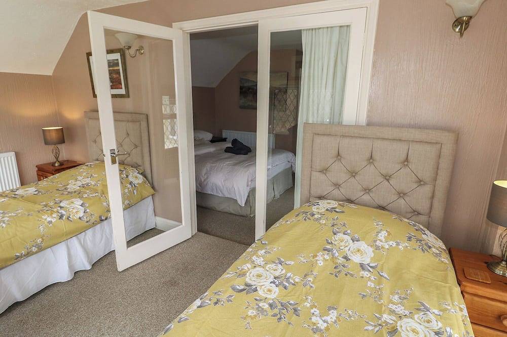 Greenhaven, pet friendly, character holiday cottage in Narberth in Narberth, Pembrokeshire