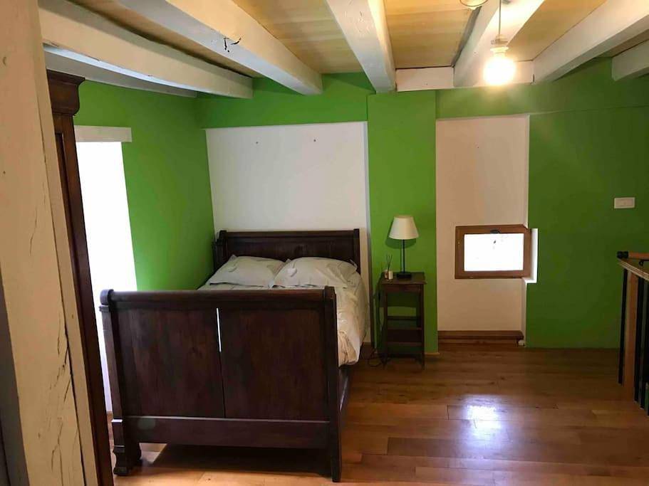 Six-Bedroom House in Saint-Médard-la-Rochette, Région d'Aubussargues