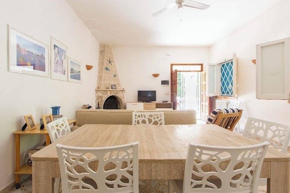 Spacious and equipped villa for a vacation in the beautiful sea of Salento in Campomarino di Maruggio, Campomarino (Apulia)